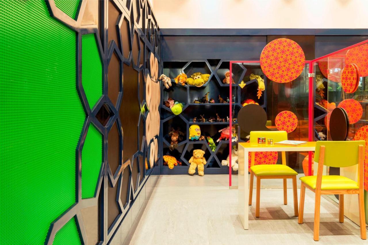 迈纳塞亚海滩艾美度假酒店 迪拜 外观 照片 Interior of a McDonald's in Shanghai, China