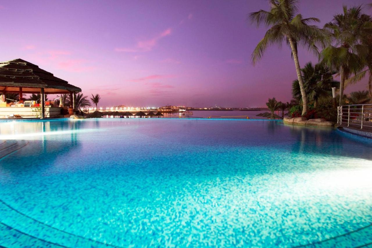 迈纳塞亚海滩艾美度假酒店 迪拜 外观 照片 Infinity pool at the Royal Beach Palace, India