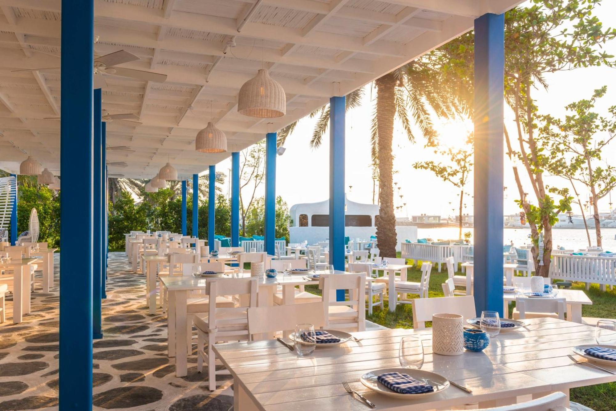 迈纳塞亚海滩艾美度假酒店 迪拜 外观 照片 The restaurant at the beach