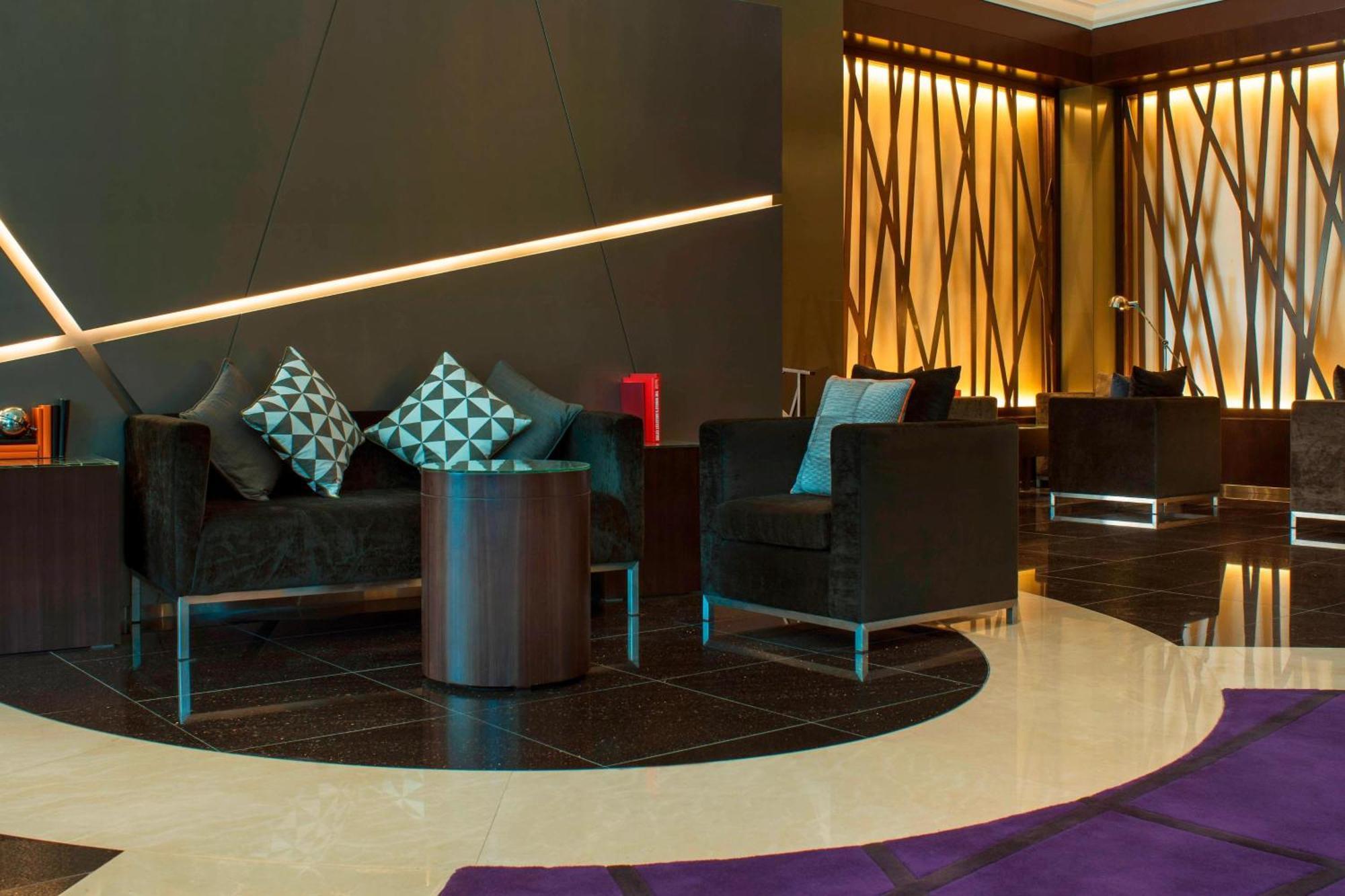 迈纳塞亚海滩艾美度假酒店 迪拜 外观 照片 The lobby of the hotel